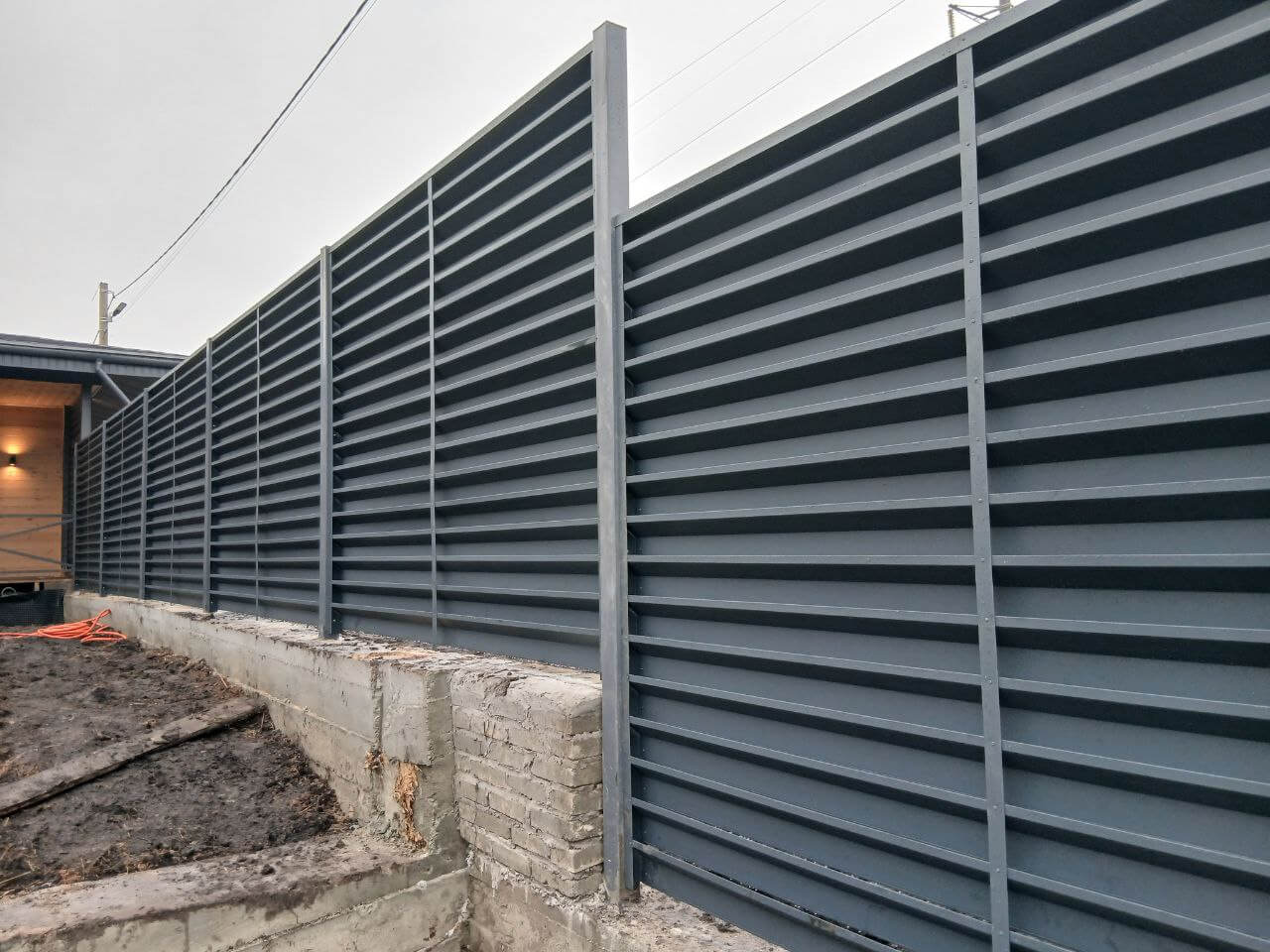 Забор-жалюзи из ламелей Хай-Тек 37м RAL7024/7024 Серый Графит двусторонний МАТТЕ фото 6 в Брянске