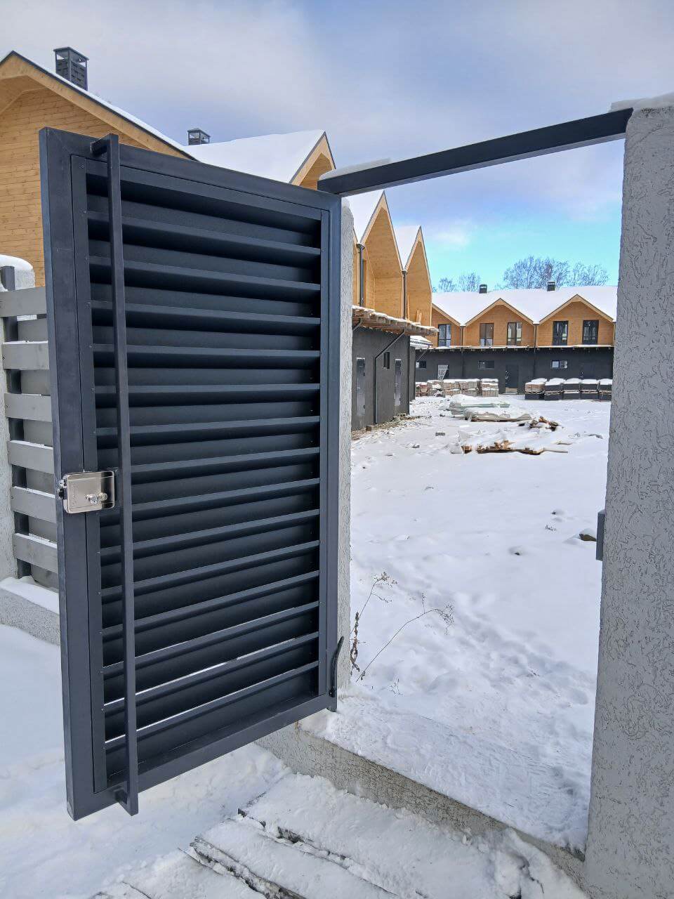 Входная группа из ламелей Хай-Тек RAL7024/7024 Серый Графит двусторонний МАТТЕ фото 21 в Брянске