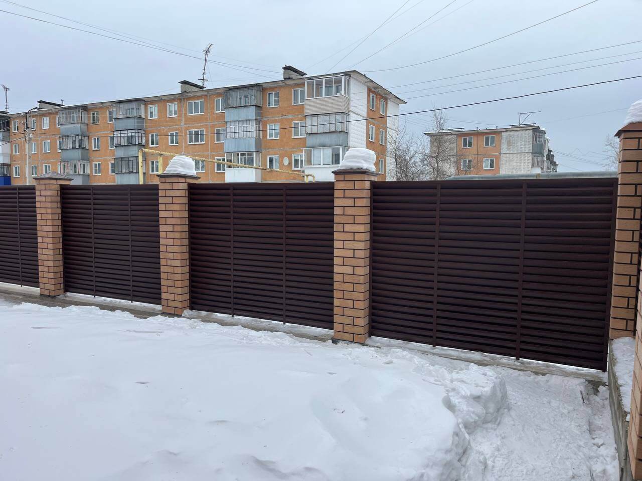 Забор-жалюзи из ламелей ЭКО-Z 87м RAL8017/8017 Шоколад двусторонний МАТТЕ фото 17 в Брянске