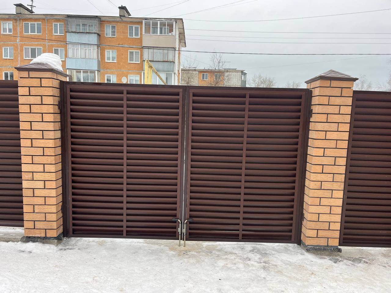 Забор-жалюзи из ламелей ЭКО-Z 87м RAL8017/8017 Шоколад двусторонний МАТТЕ фото 9 в Брянске