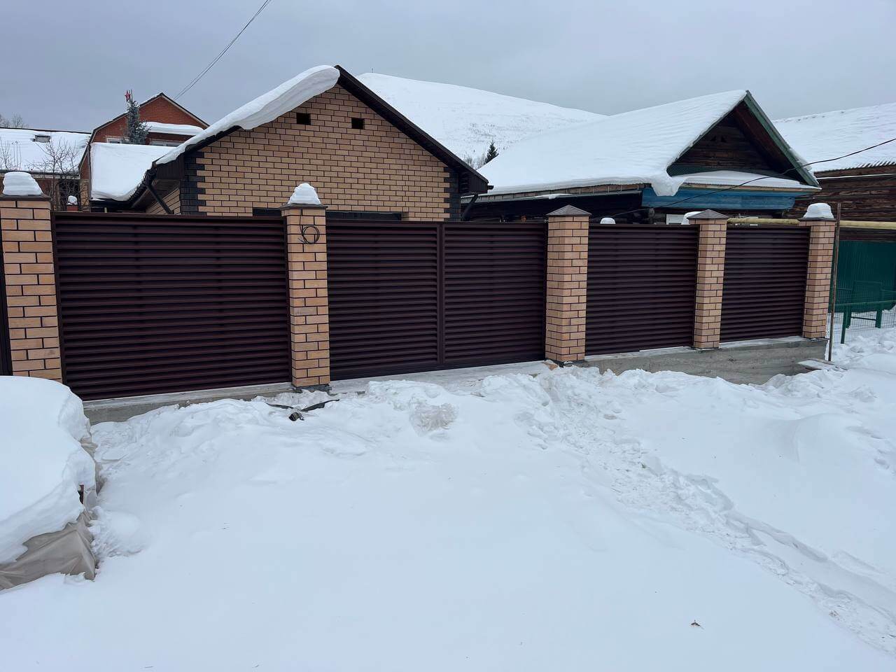 Забор-жалюзи из ламелей ЭКО-Z 87м RAL8017/8017 Шоколад двусторонний МАТТЕ фото 3 в Брянске