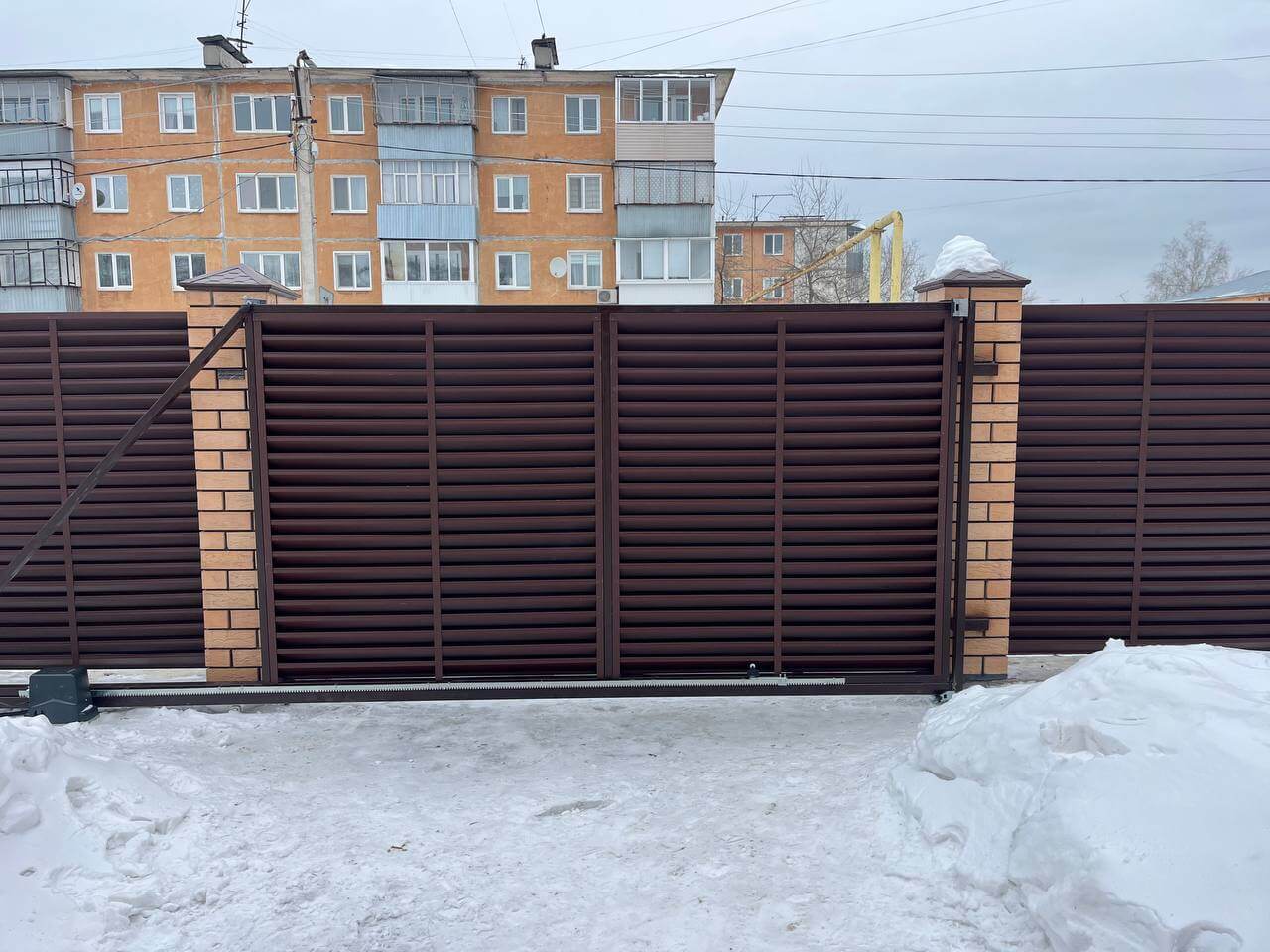 Забор-жалюзи из ламелей ЭКО-Z 87м RAL8017/8017 Шоколад двусторонний МАТТЕ фото 10 в Брянске