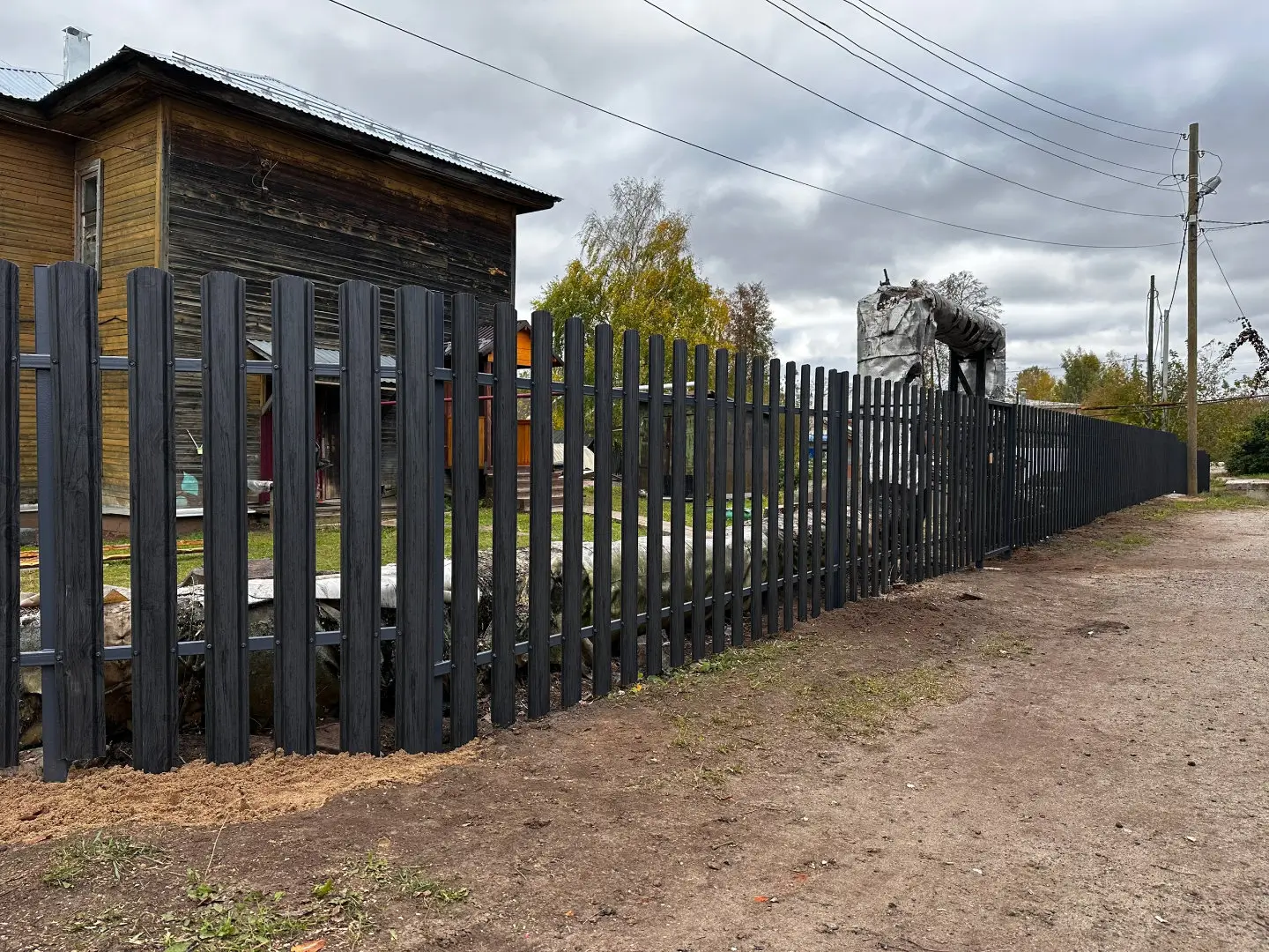 Забор из евроштакетника 63м Черное Дерево 3D Принтек фото 1 в Брянске
