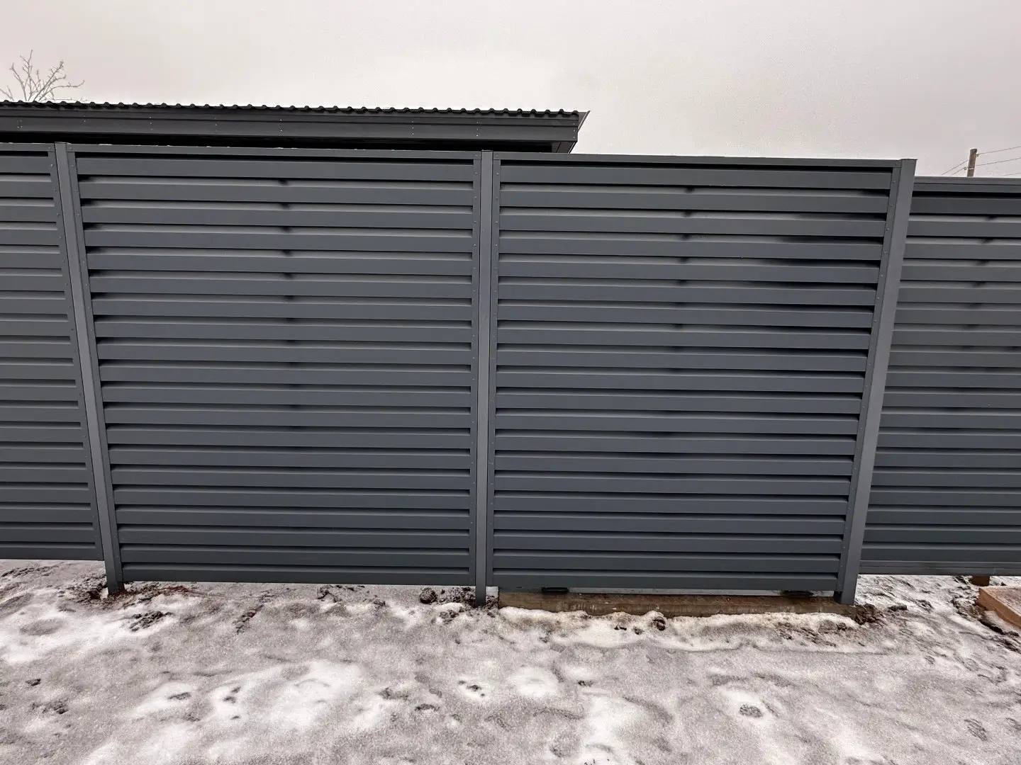 Забор-жалюзи из ламелей Хай-Тек 20м RAL7024/7024 Серый Графит двусторонний МАТТЕ фото 2 в Брянске
