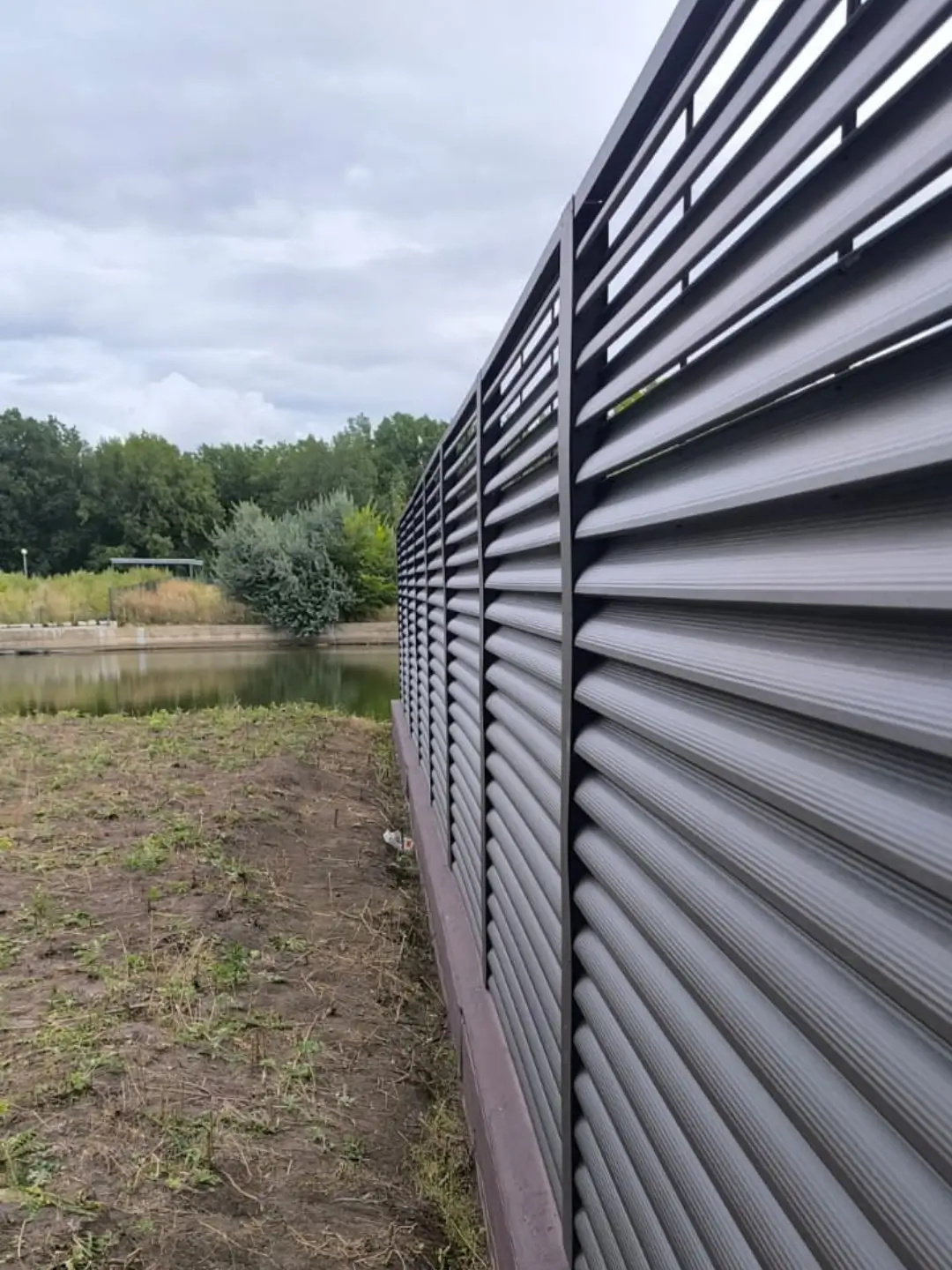 Забор-жалюзи из ламелей еврожалюзи 86м RAL8019/8019 Темный Шоколад двусторонний МАТТЕ фото 7 в Брянске
