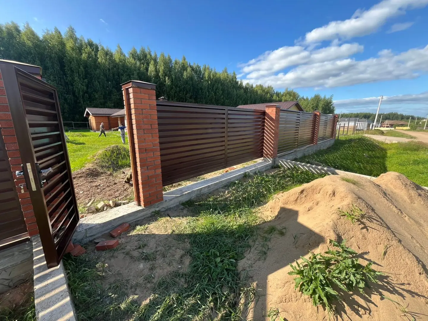 Забор-жалюзи из ламелей Хай-Тек 26м RAL8017/8017 Шоколад двусторонний фото 5 в Брянске