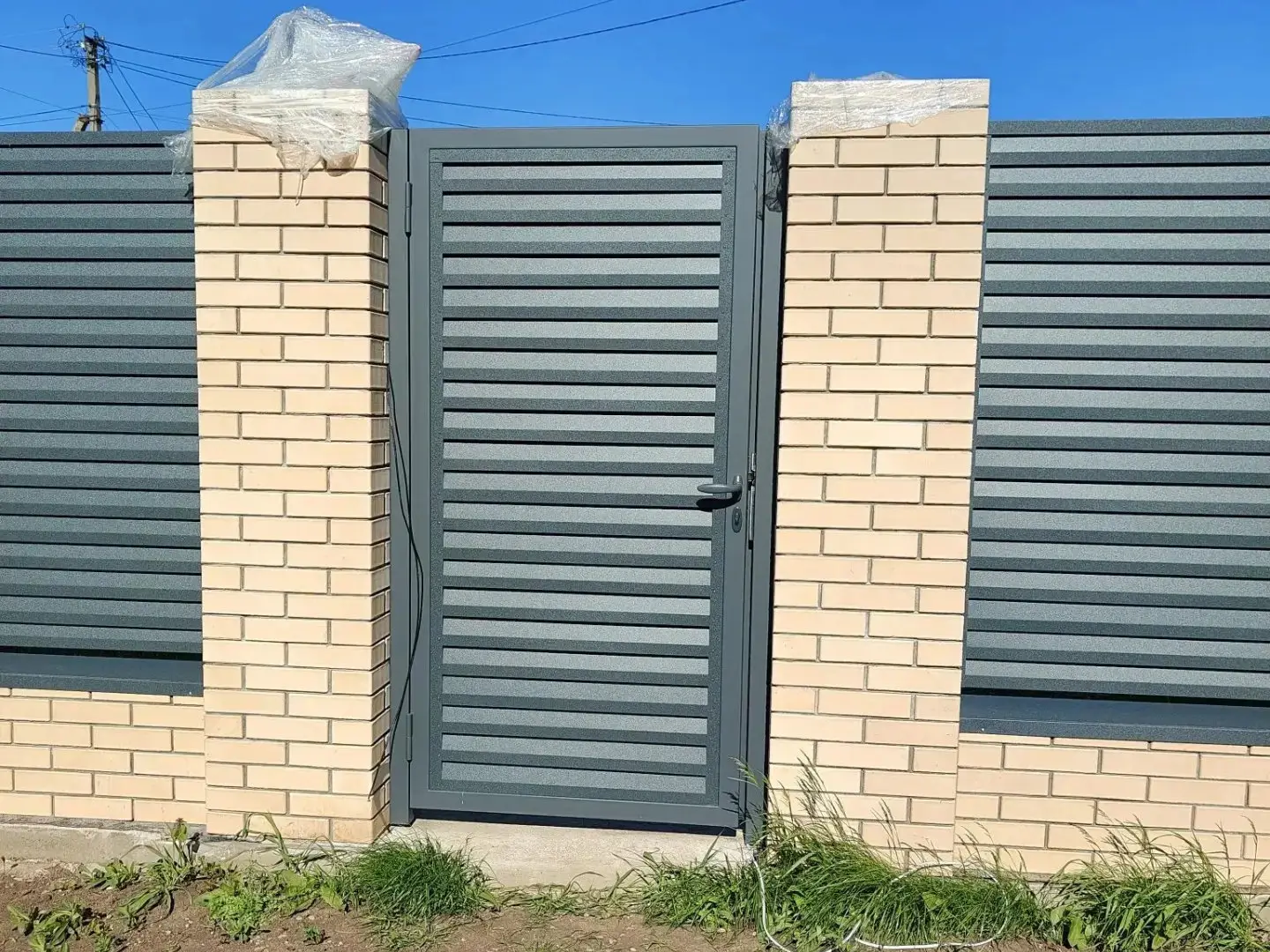 Забор-жалюзи из ламелей Реснички 16м RAL7024 Серый Графит Стальной Бархат фото 2 в Брянске