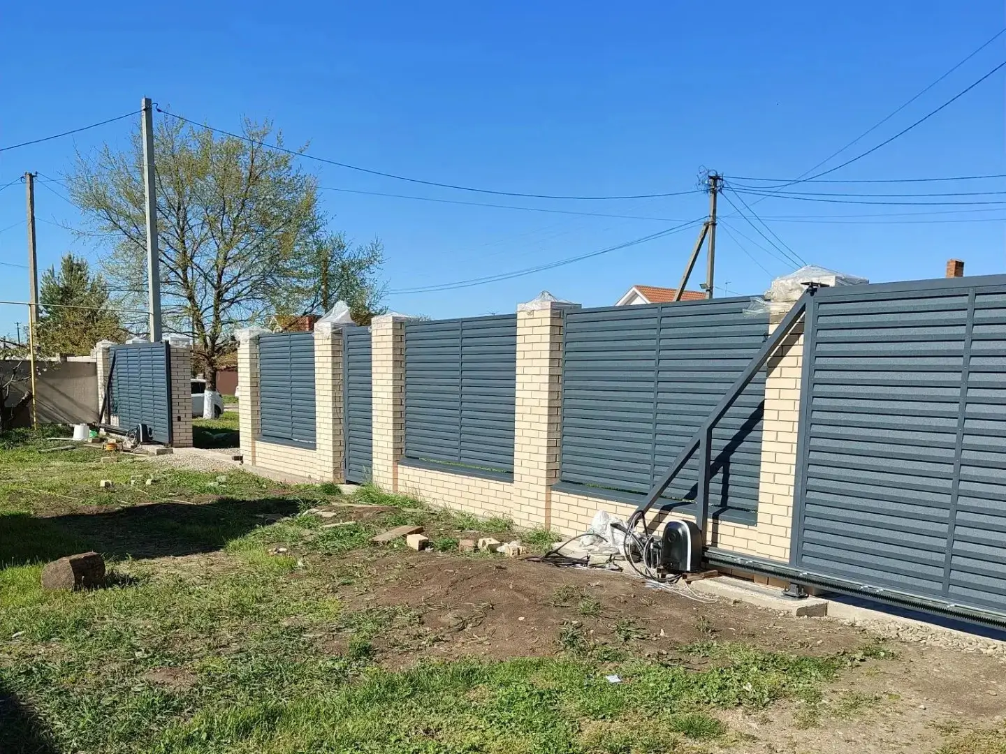 Забор-жалюзи из ламелей Реснички 16м RAL7024 Серый Графит Стальной Бархат фото 1 в Брянске