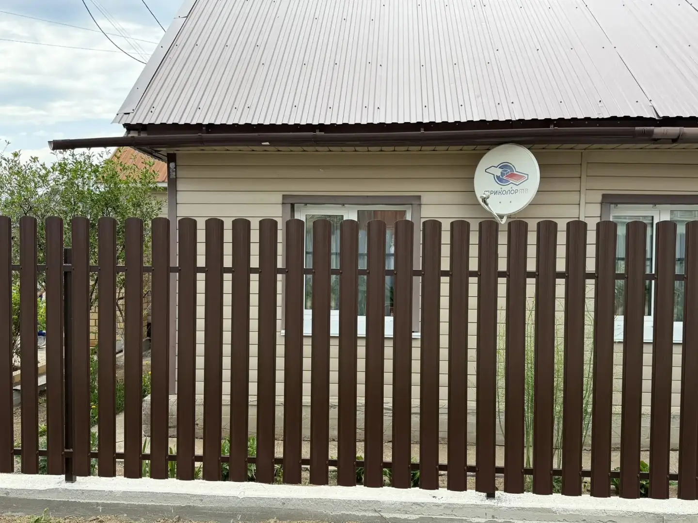 Комбинированный забор из ламелей ЭКО-Z-US и евроштакетника 18м RAL8017 Шоколад МАТТЕ, Полиэстер фото 3 в Брянске