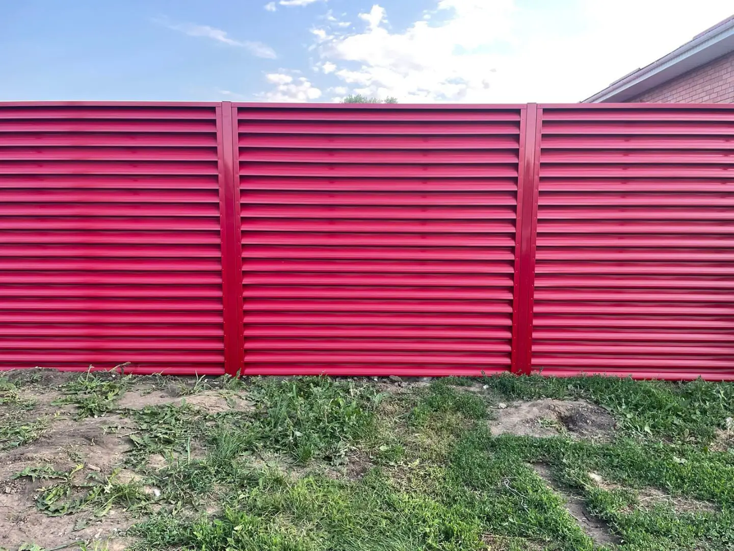 Забор-жалюзи из ламелей Еврожалюзи 24м RAL3003 Рубин в Брянске