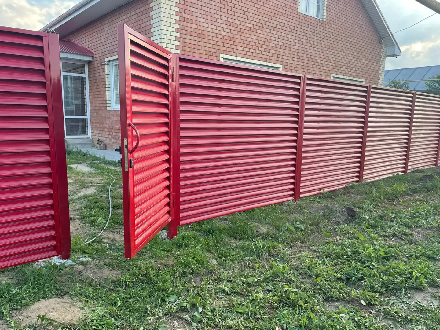Забор-жалюзи из ламелей Еврожалюзи 24м RAL3003 Рубин фото 6 в Брянске