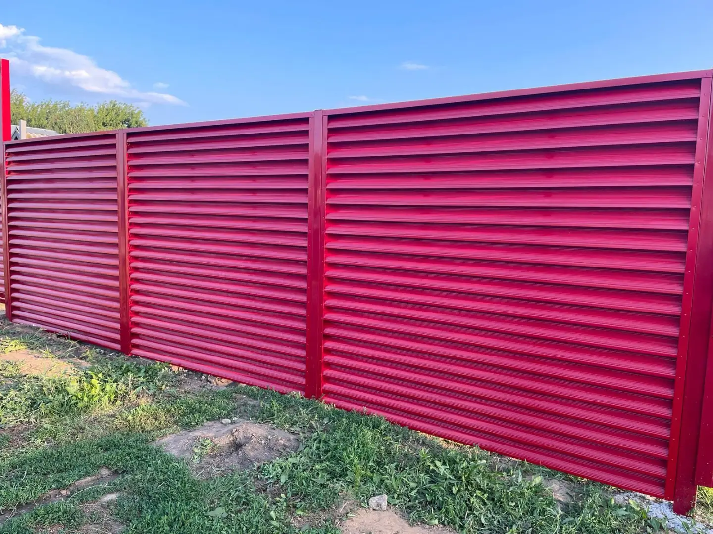 Забор-жалюзи из ламелей Еврожалюзи 24м RAL3003 Рубин фото 2 в Брянске