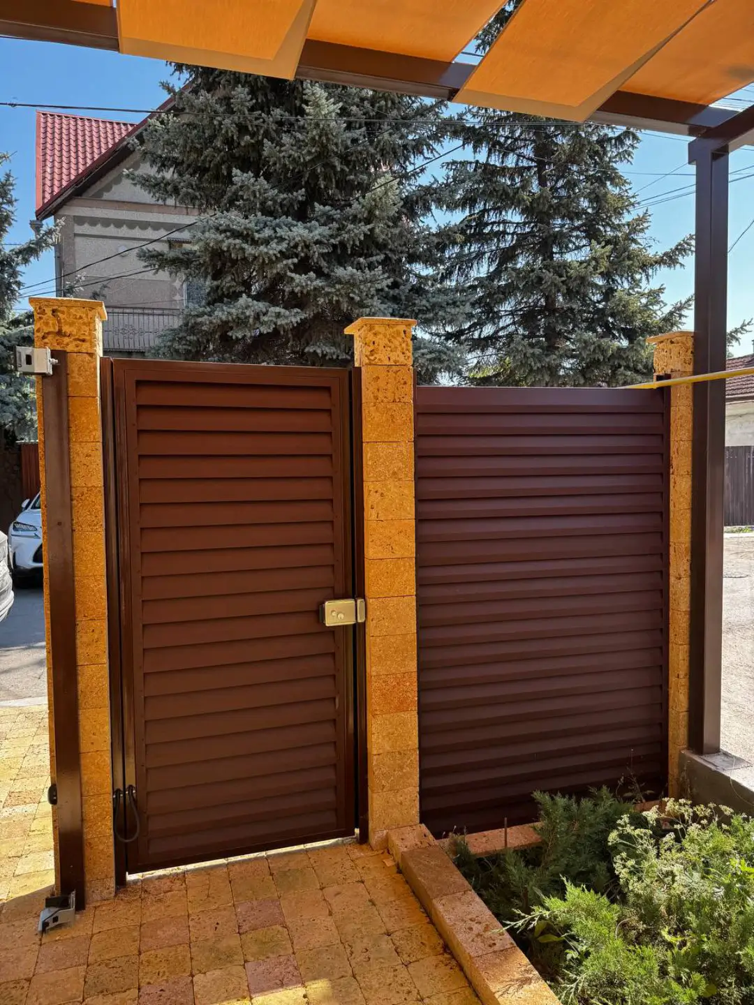 Забор-жалюзи из ламелей Реснички 12м RAL8017 Шоколад МАТТЕ фото 1 в Брянске